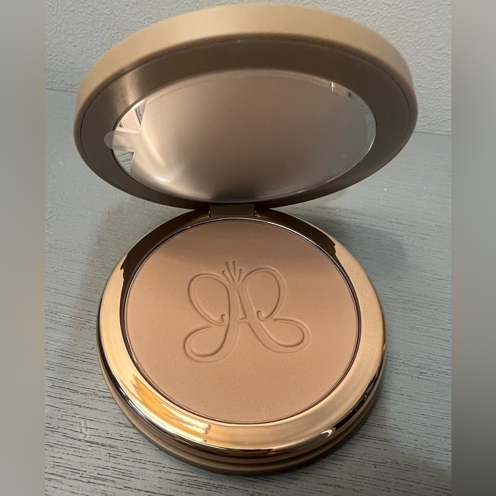 Anastasia Beverly Hills compact smooth blur bronzer sun kissed dreams. NEW